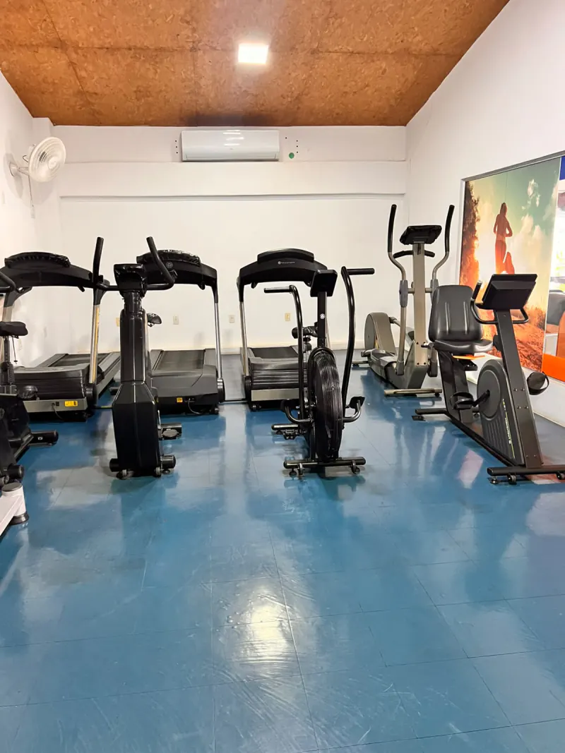 Área de cardio da Acqua Fitness com equipamentos aeróbicos