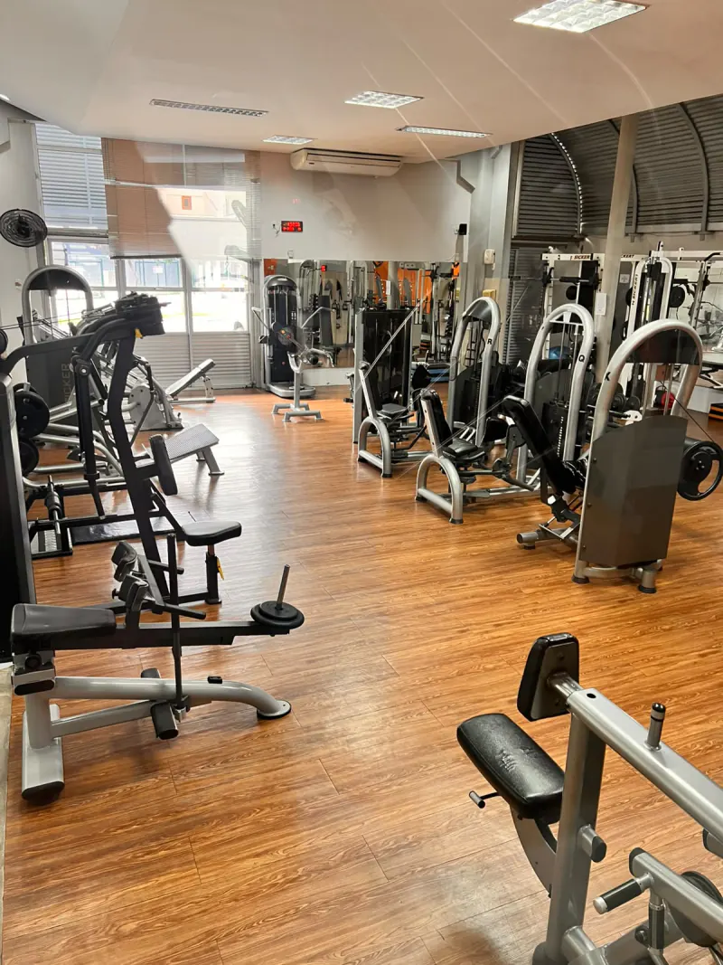 Sala ampla de musculação com aparelhos variados