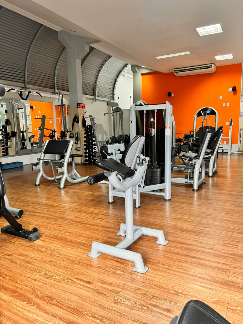 Equipamentos e estações da sala de musculação
