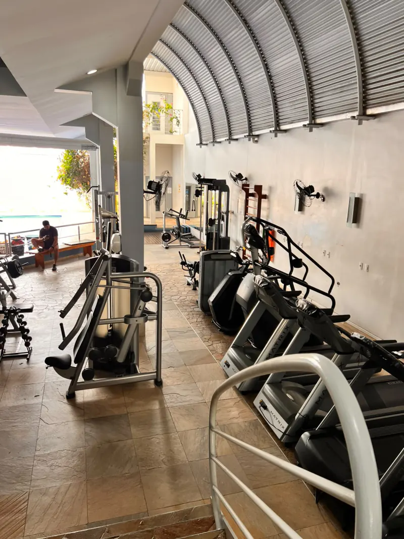Piso principal da musculação com máquinas e pesos