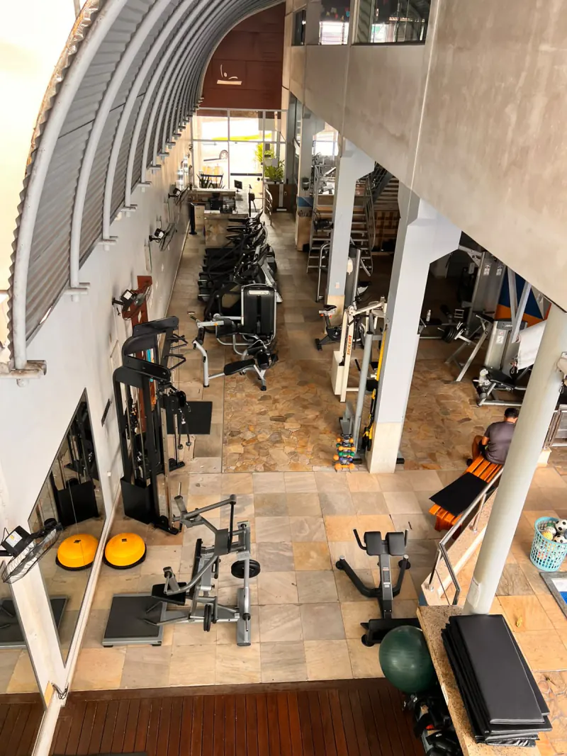 Vista superior da área de musculação e seus aparelhos