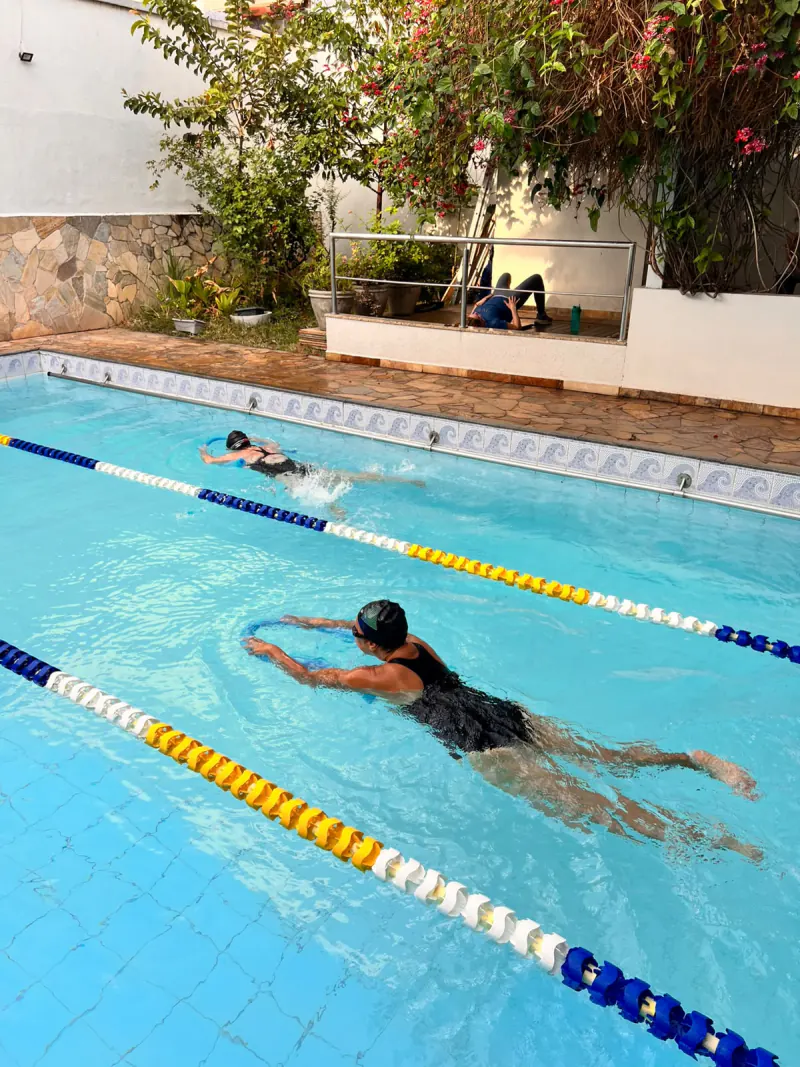 Alunas praticando atividades aquáticas na piscina da Acqua Fitness